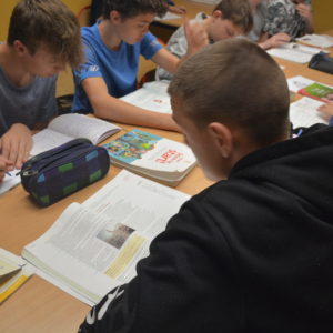 Wychowankowie podczas nauki własnej w ZPR-S Oława