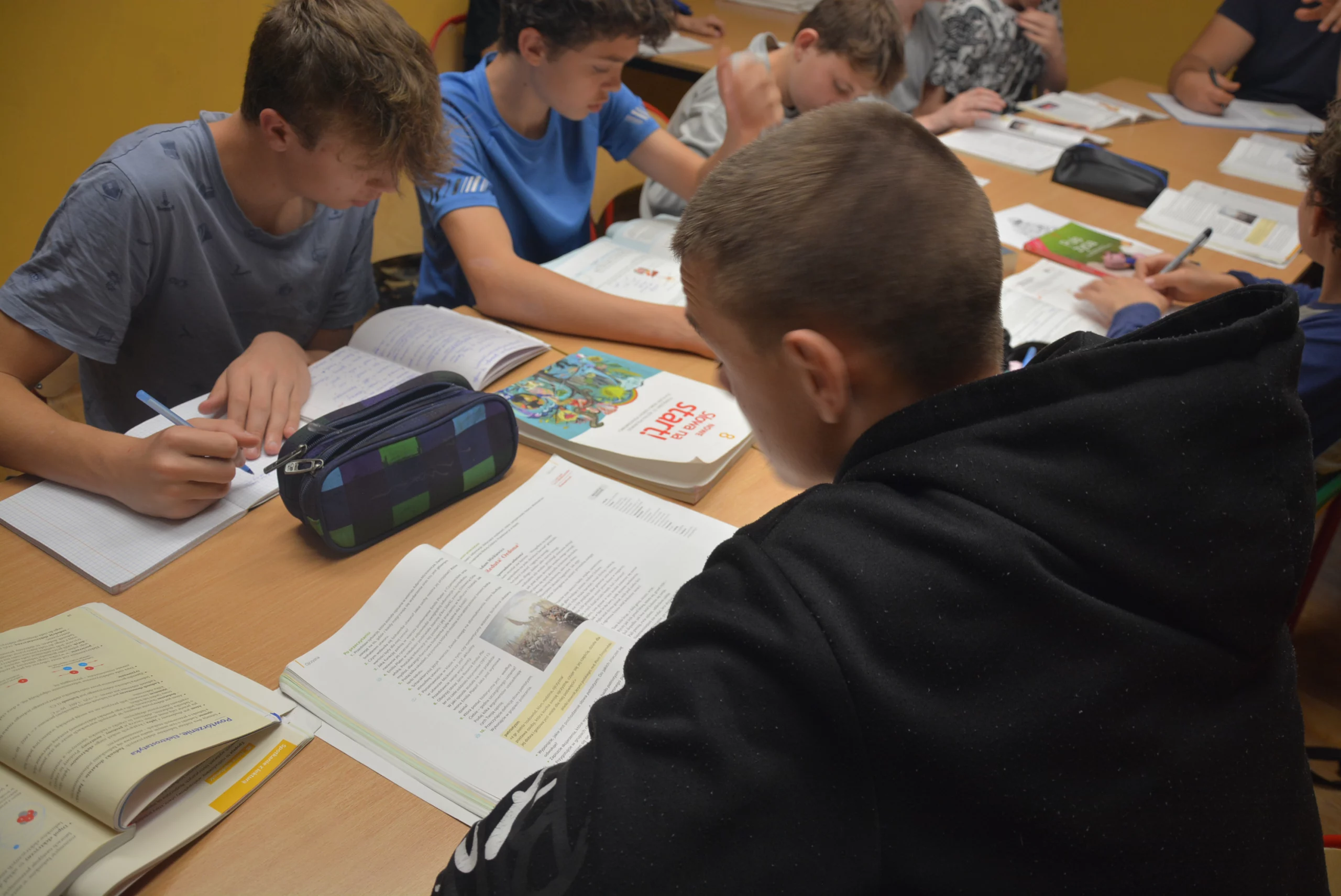 Wychowankowie podczas nauki własnej w ZPR-S Oława