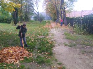Prace porządkowe wokół placówki - grabienie liści