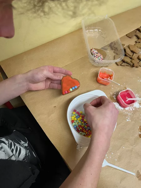 Wychowankowie robią pierniki świąteczne