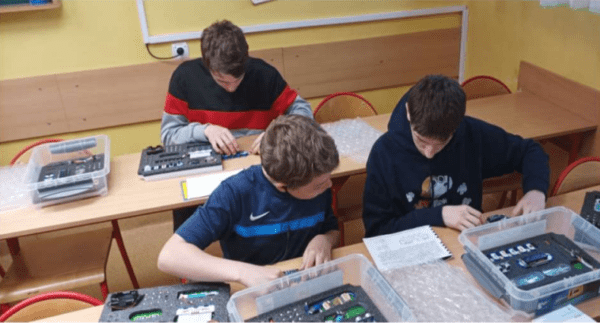 LP-uczniowie z zestawami Arduino