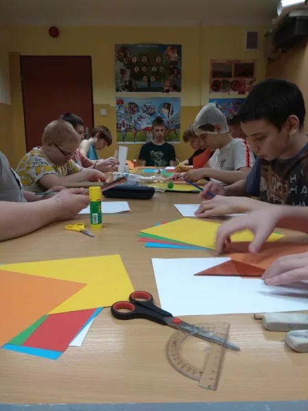 Geometryczne koty - zajęcia plastyczne - wychowankowie podczas wykonywania prac