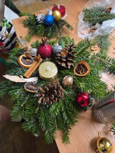 Tworzenie stroików świątecznych 2025